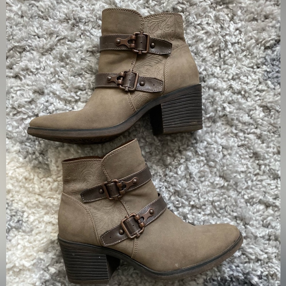 Size 8 western style ankle boots